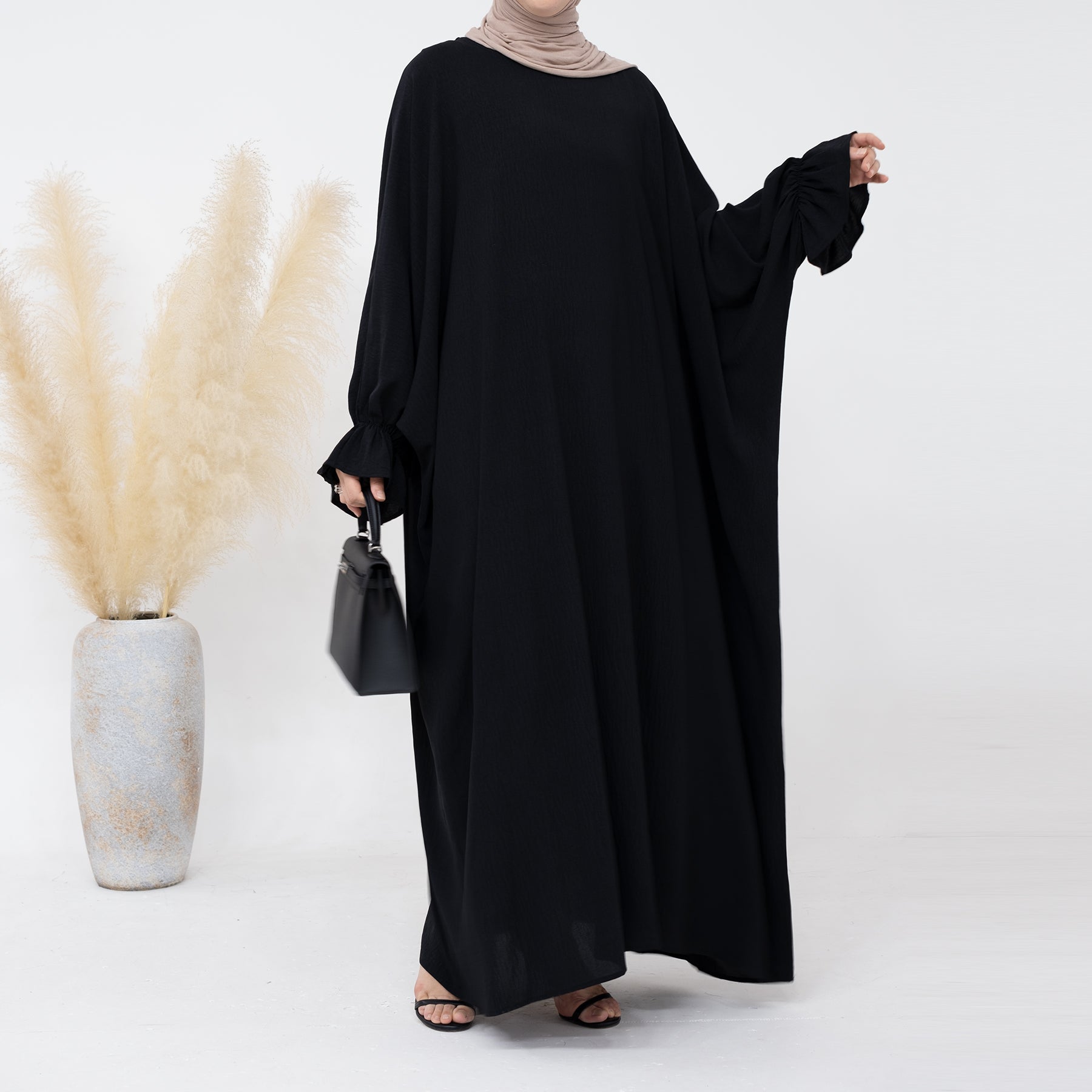 Black Maxi Abaya with Cinched Sleeves | Eolante Clothing 