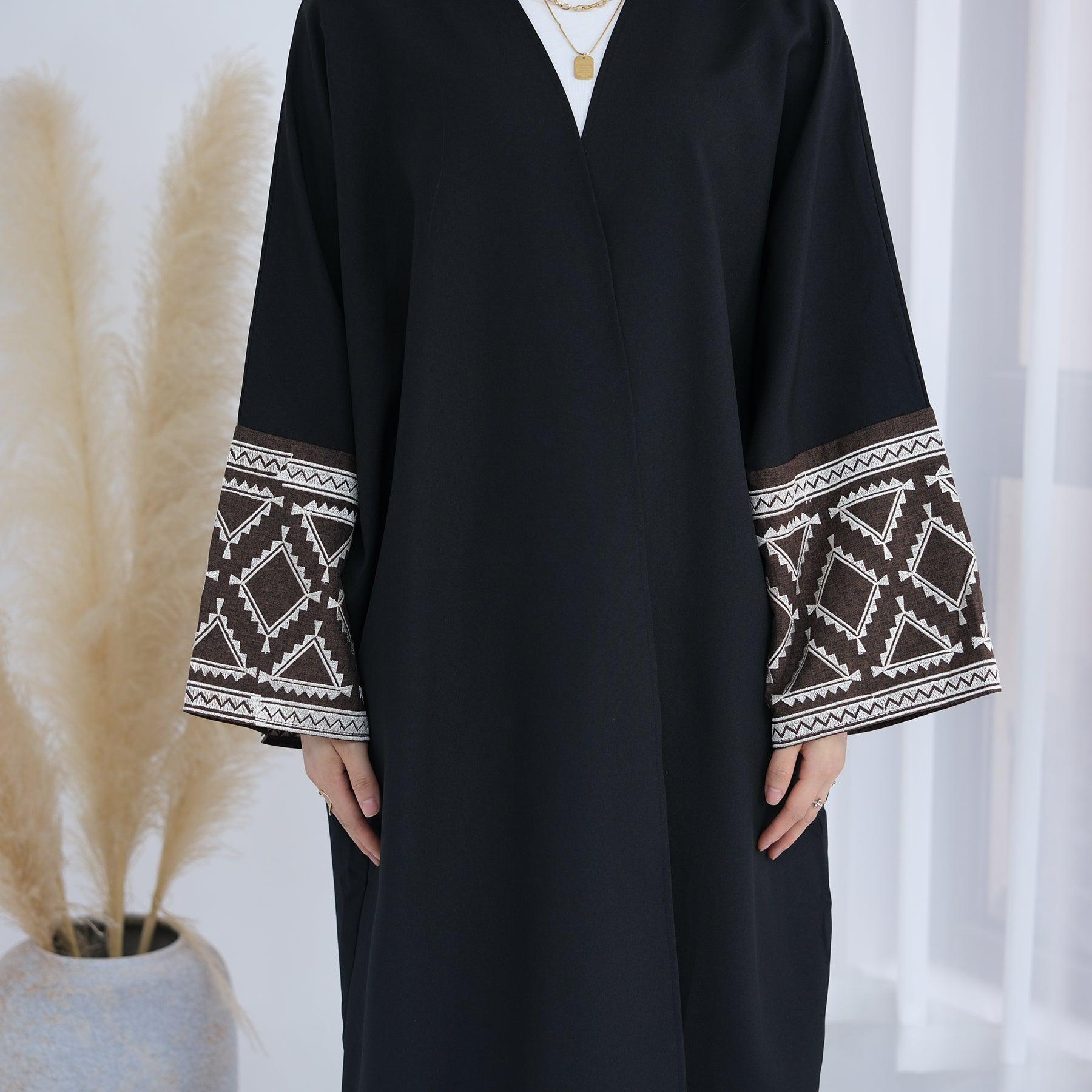 Geometric Embroidered Abaya in Black | Eolante Clothing 