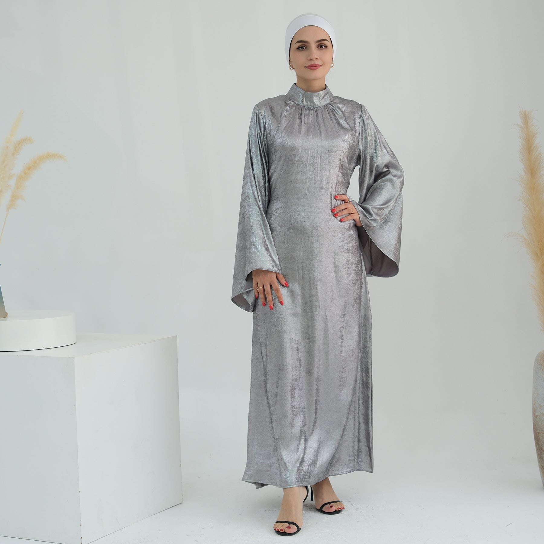 High-Neck Abaya Dress in Velvet Light Gray | Eolante Clothing 