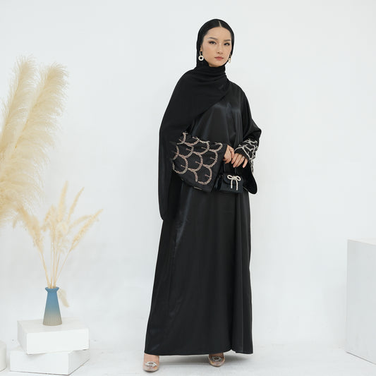 Abaya ouverte en satin élégant avec perles